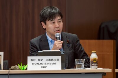 核廃絶に向けた各党代表討論会で発言する本庄さとし
